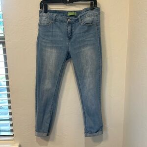 Juniors denim butt lifting capri.Size 11